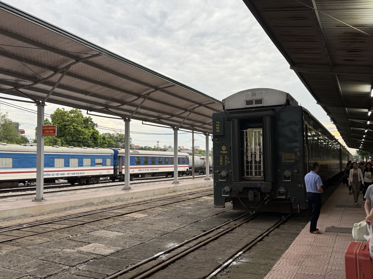 T8701 列车到达终点站嘉林